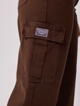 Pantalón jean cargo color marrón óxido, de corte recto y cintura alta, con bolsillos laterales y traseros.