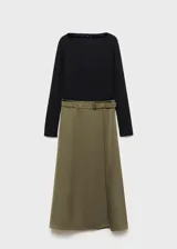 Vestido midi evasé color verde oliva, con efecto satinado, cuello barco, manga larga, cinturón decorativo y cierre lateral con cremallera.