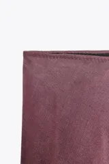 Falda midi de tiro alto color lila con textura satinada.