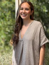 Vestido largo azul marino de lino italiano, con escote en V, mangas cortas y bolsillos laterales.