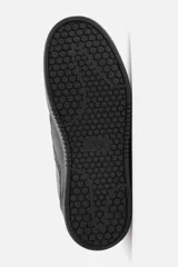 Zapatillas deportivas negras con triple cierre adherente, combinación de piezas en el corte y suela con ligero volumen. Diseño de inspiración retro.