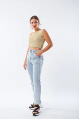 Pantalón de jean celeste, tiro alto, corte recto y elástico en los tobillos.