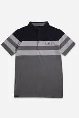 Remera de cuello polo con diseño a rayas horizontales en azul marino, gris y bordó.