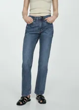 Pantalón de jean azul de corte recto, tiro medio, con cinco bolsillos, trabillas y cierre de cremallera con botón.