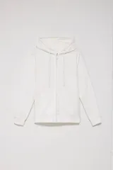 Chaqueta deportiva blanca con capucha y cierre frontal.