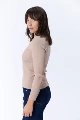 Remera de viscosa color beige, de corte ajustado y mangas largas. Tejido de punto acanalado.