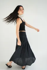 Falda larga de tela de jean con diseño de caderín y tablas.