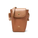 Bandolera pequeña color marrón habano, con solapa frontal que se cierra con broche metálico dorado. El cuerpo del bolso tiene textura de tejido. Incluye ranuras internas para tarjetas y correa larga regulable y desmontable.