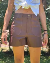 Short de cuero color chocolate con costuras en contraste color naranja.