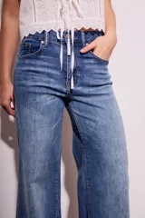 Pantalón de jean de tiro medio, color celeste, corte flared y wide leg.