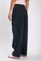 Pantalón cargo negro de corte holgado con bolsillos laterales con solapa.