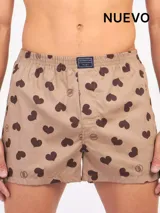 Bóxer de algodón color beige con estampado de corazones marrones y logo de la marca en la cintura.