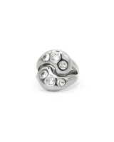 Anillo plateado con forma de yin yang con incrustaciones de circonitas.