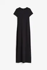 Vestido largo negro ajustado al cuerpo, de punto elástico con leve brillo, manga corta, escote redondo y bajo recto.