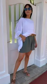 Short azul de lino con cinturón de rafia.