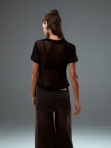 Remera negra de mangas cortas y corte ajustado, confeccionada en tejido de red transparente.