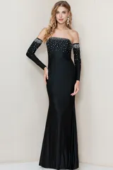 Vestido largo de fiesta negro, strapless, con mangas largas separadas y apliques de strass en el busto y en los puños.
