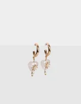 Aros dorados tipo argolla con dije de corazón de cuarzo rosa, estrella dorada con incrustaciones de perlas sintéticas y perla colgante.