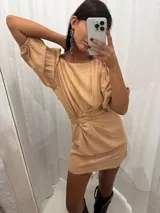 Vestido corto rojo de lino, con escote redondo, mangas globo y lazo ajustable en la cintura.