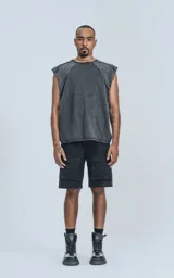 Remera negra sin mangas con efecto gastado, cuello redondo y calce oversize.