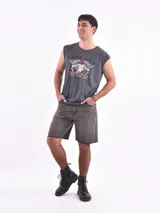 Musculosa gris con estampado de auto clásico y texto en negro.