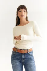 Cinto de cuero color marrón con hebilla metálica y tachas plateadas.