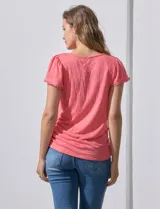 Remera azul de modal, marca French Loundry. Manga corta con detalle de puntilla.