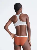 Bombachas de algodón elástico en color naranja, con cintilla elástica que incluye logo de Calvin Klein.