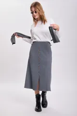 Falda midi gris de punto con botones frontales y abertura en el ruedo.