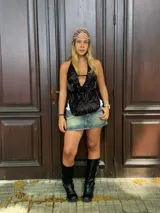 Gorro tipo cofia color rosa, tejido con hilo metalizado formando una red.