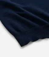 Remera azul marino de viscosa con cuello redondo y mangas cortas. Presenta un bordado con motivos marineros en el frente. Corte regular.