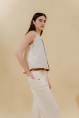 Musculosa rosa de lino con espalda de tejido circular y bordado a mano con técnica mixta.