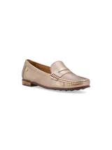 Mocasín Galgo de mujer, confeccionado en cuero color dorado. Diseño clásico y elegante con remache metálico con el logo de la marca.