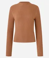 Blusa marrón de punto con cuello alto y manga larga.