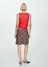 Musculosa roja de tejido de punto fino con cuello redondo y tirantes anchos.