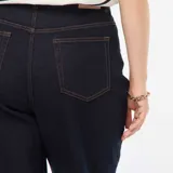 Pantalón de jean de tiro alto, color azul oscuro, corte recto y holgado.