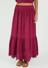 Pollera larga color beige con bordado calado y cintura elastizada.