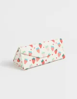 Estuche rígido para anteojos con forma triangular y estampado de frutillas y corazones.
