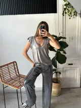 Blusa dorada con escote en V y mangas cortas con volados.