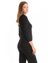 Buzo de punto acanalado color beige, con cuello polo y cierre de botones en el escote. Manga tres cuartos.