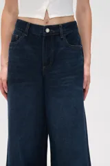 Pantalón ancho de denim negro, tiro alto y corte palazzo.