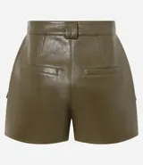 Short pollera corto color verde militar, confeccionado en poliuretano (PU) que imita el cuero. Presenta bolsillos delanteros grandes con solapas, pasadores en la cintura y cierre de cremallera.