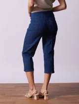 Pantalón capri de algodón denim azul, marca Ruby Rd. con pretina ancha elastizada, bolsillos simulados delanteros y bolsillos aplicados traseros.
