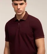 Polo de manga corta color beige, confeccionada en algodón con cuello jacquard y ribete en las mangas.
