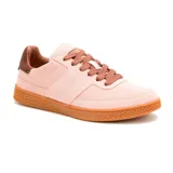 Zapatillas Caterpillar Pause Retro WS de gamuza color rosa claro, con cordones marrones, cuello acolchado marrón y suela de goma color caramelo.