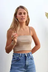 Top corto verde oliva de tejido acanalado, con breteles finos y escote recto.