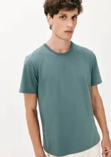 Camiseta de manga corta color verde azulado, de corte slim y cuello redondo.