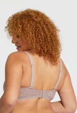 Bralette de encaje floral color celeste, marca Montelle. Sin aro ni relleno, con forro interno de microtul elastizado. Breteles fijos regulables y cierre trasero de tres posiciones.