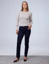 Pantalón de gabardina elastizada color marrón claro, marca Zac & Rachel, corte slim, con pretina con pasadores, botón y cierre. Delantera con tres bolsillos y trasera con bolsillos ojal.