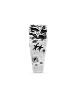 Anillo de plata de ley 925 con acabado oxidado y pulido brillante. La parte superior presenta un diseño en relieve de dos estrellas superpuestas. El interior del aro lleva grabado el nombre "Twojeys" y pequeños símbolos de estrellas.